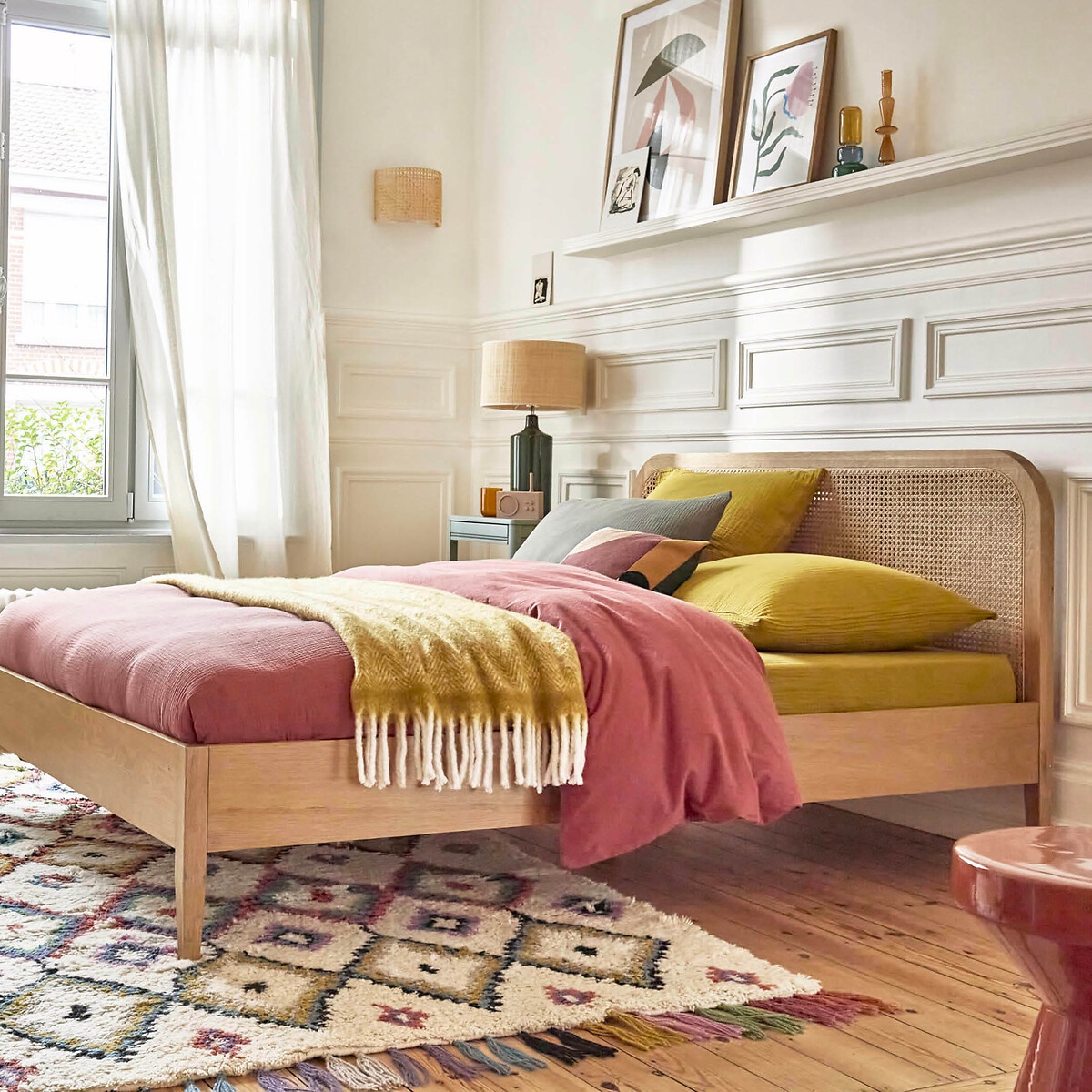 Source photograph for 2x Pallet – Furniture – Bed, Dressers, Tables, TV Stand, Rugs, Lighting - (FORKLIFT REQUIRED)