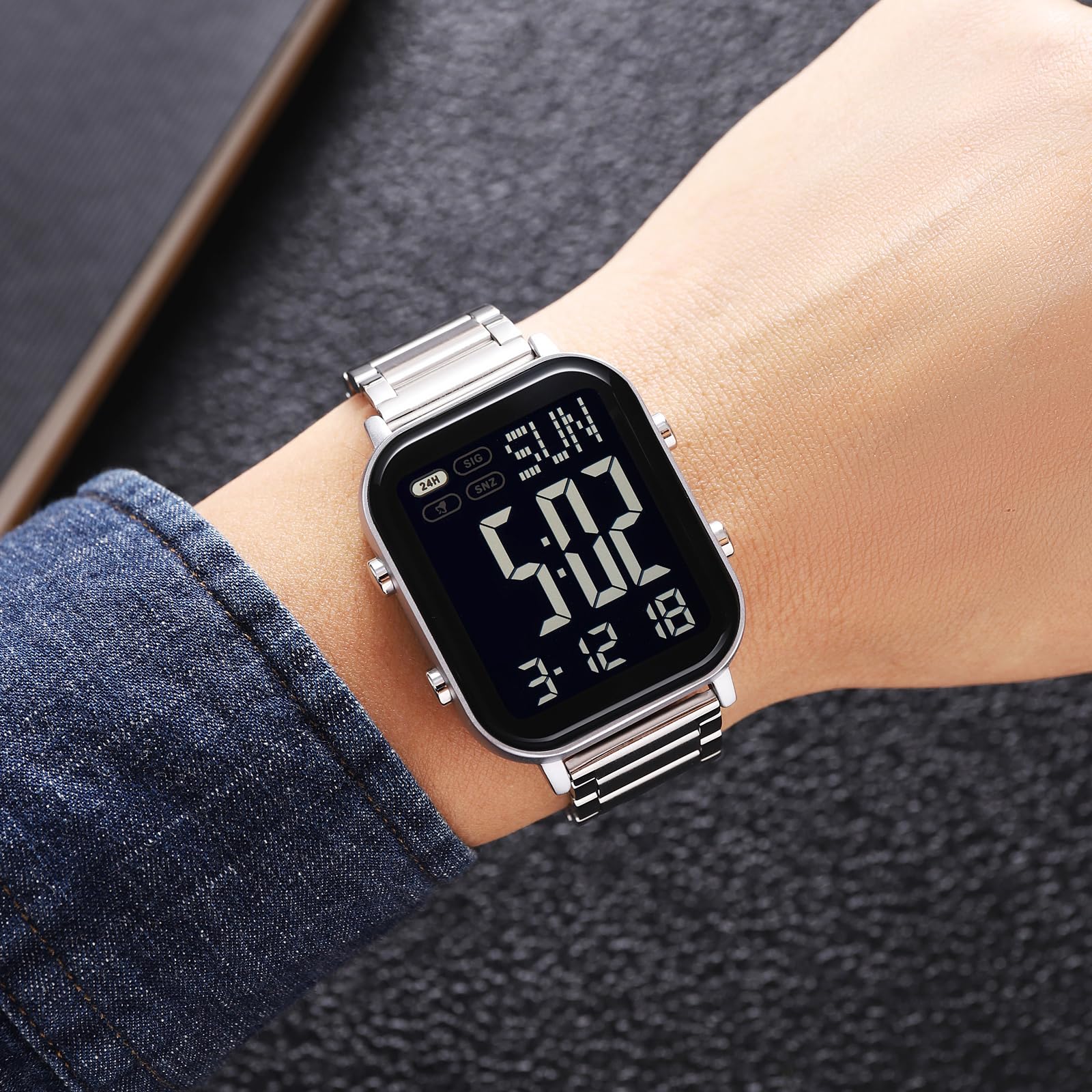 Digitális karóra, nagy számjegyekkel, LED-kijelzéssel, kettős időzónával, dátummal, 12/24 órás kijelzéssel, stopperrel – fém karkötővel – findtime