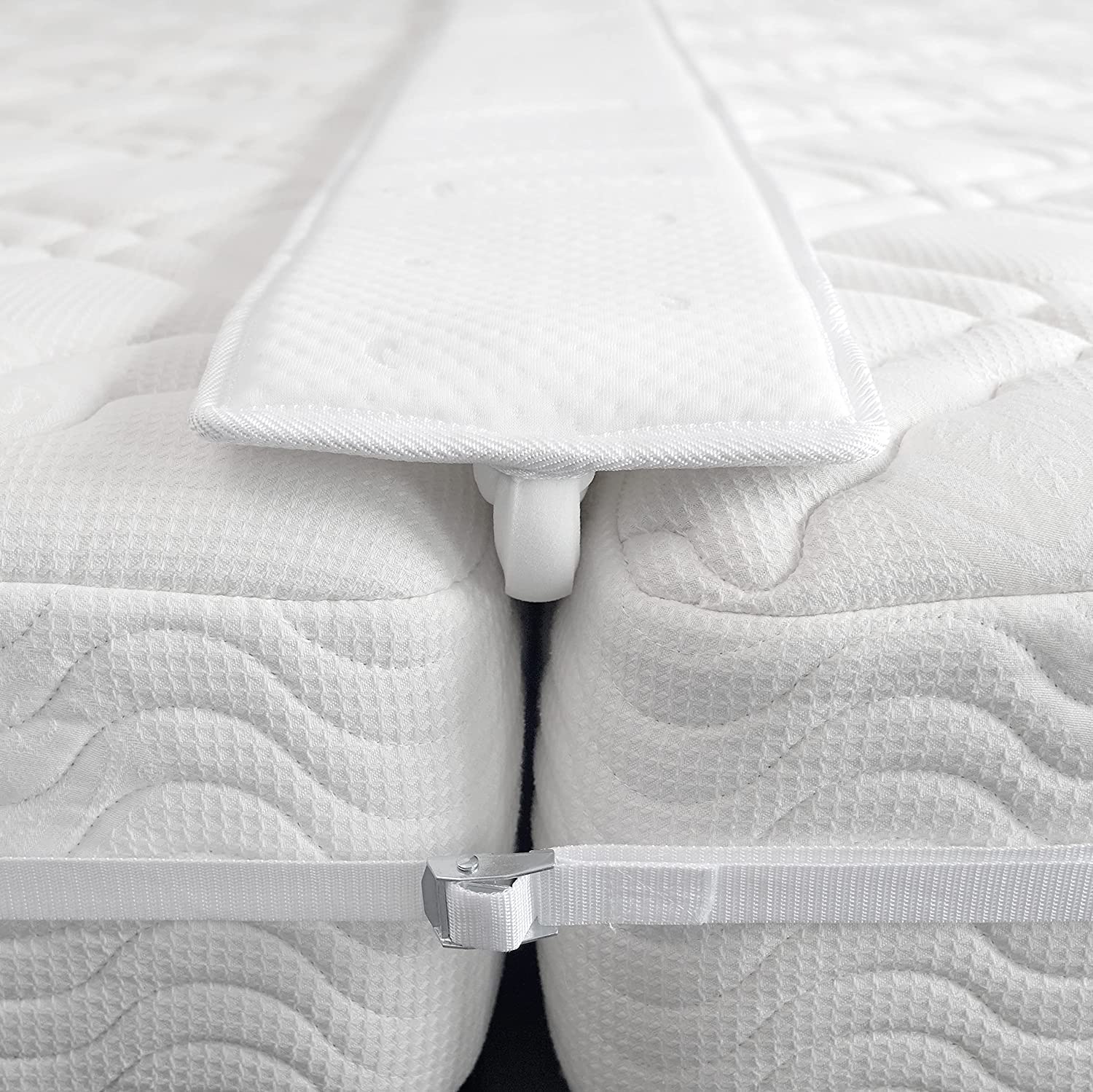FeelAtHome 25.5 cm Love Bridge for connecting two single beds to a double bed – Mattress wedge transforms two single mattresses into one double mattress – Mattress connector with mattress holder